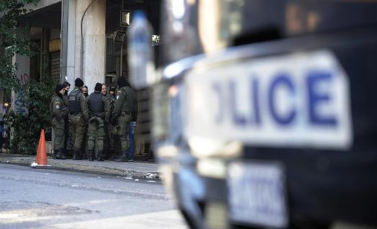 Νέο, περίεργο περιστατικό κοντά στα γραφεία του ΠΑΣΟΚ: ΙΧ με ιλιγγιώδη ταχύτητα παραλίγο να πατήσει αστυνομικούς